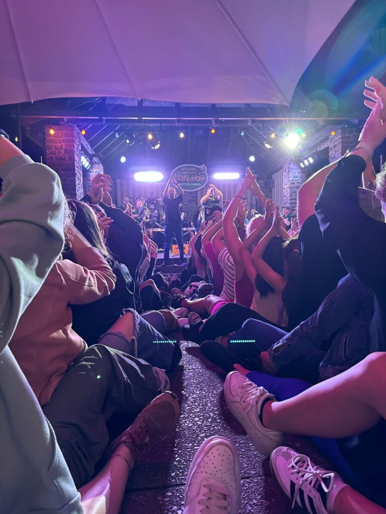 Rudernde Menschenmenge vor Bühne